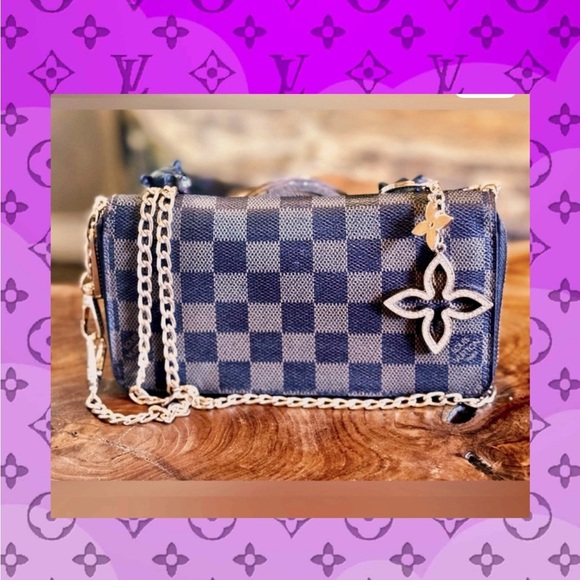 Louis Vuitton
Damier Pattern Zippy Wallet - Picture 17 of 17